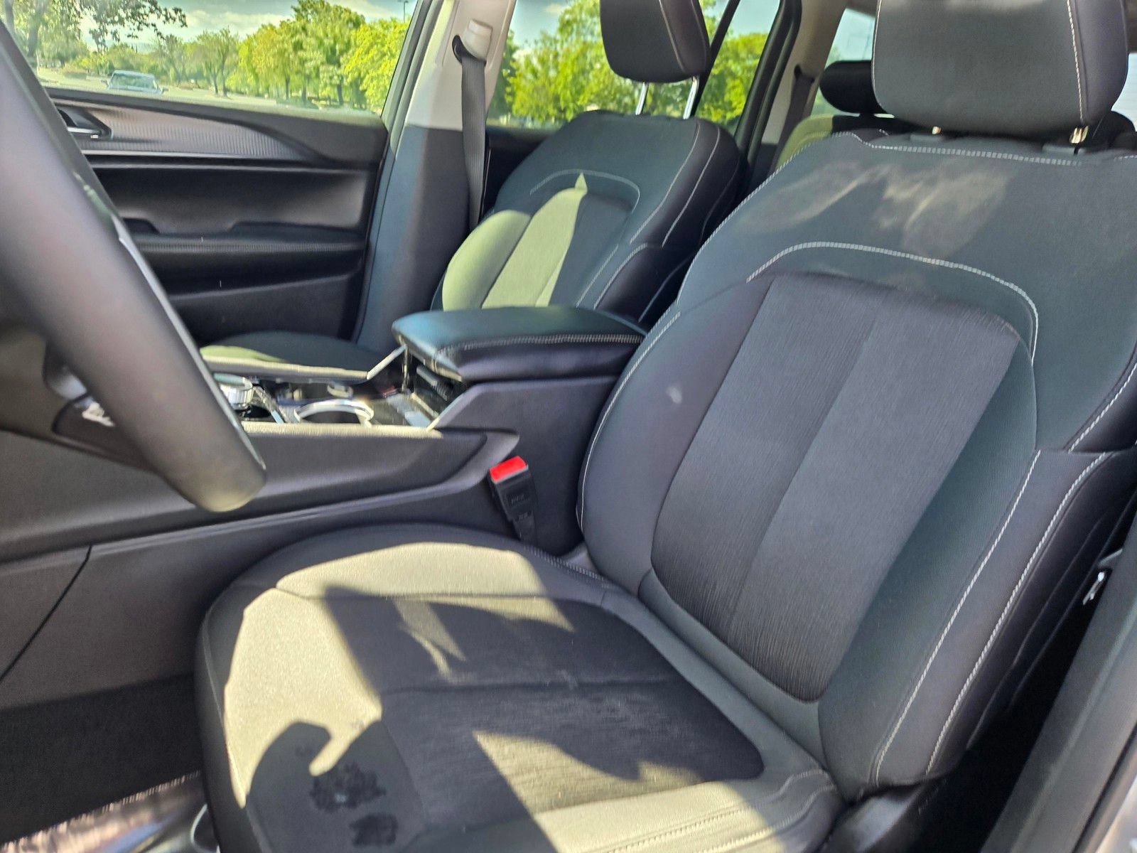Used 2023 Jeep Grand Cherokee Laredo AWD/4WD image 15
