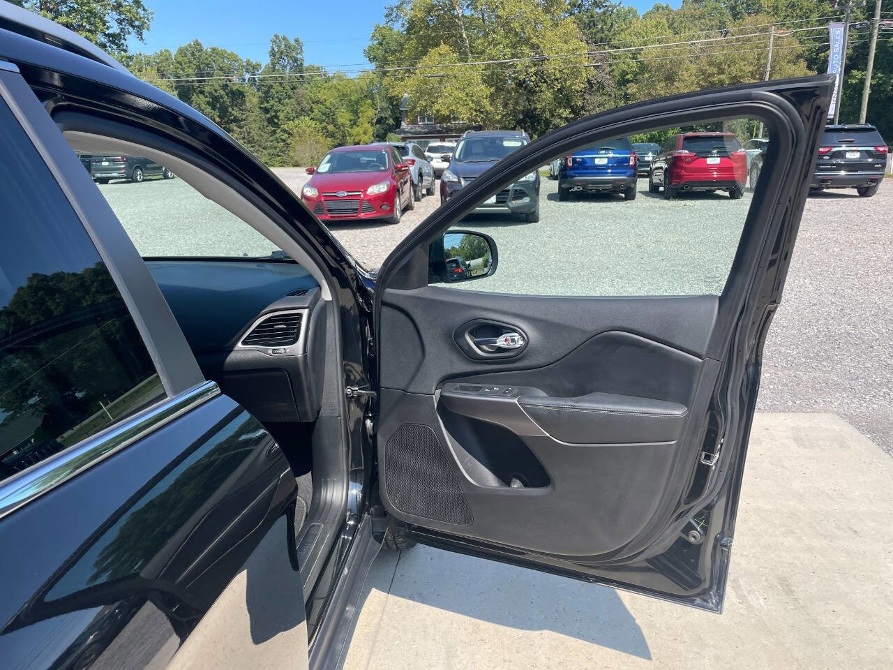 Used 2019 Jeep Cherokee Limited image 12