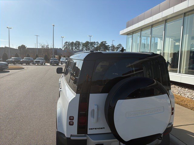 Used 2025 Land Rover Defender 110 S image 9