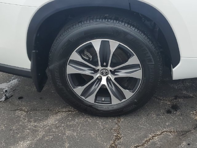 Used 2024 Toyota Highlander XLE AWD/4WD image 6