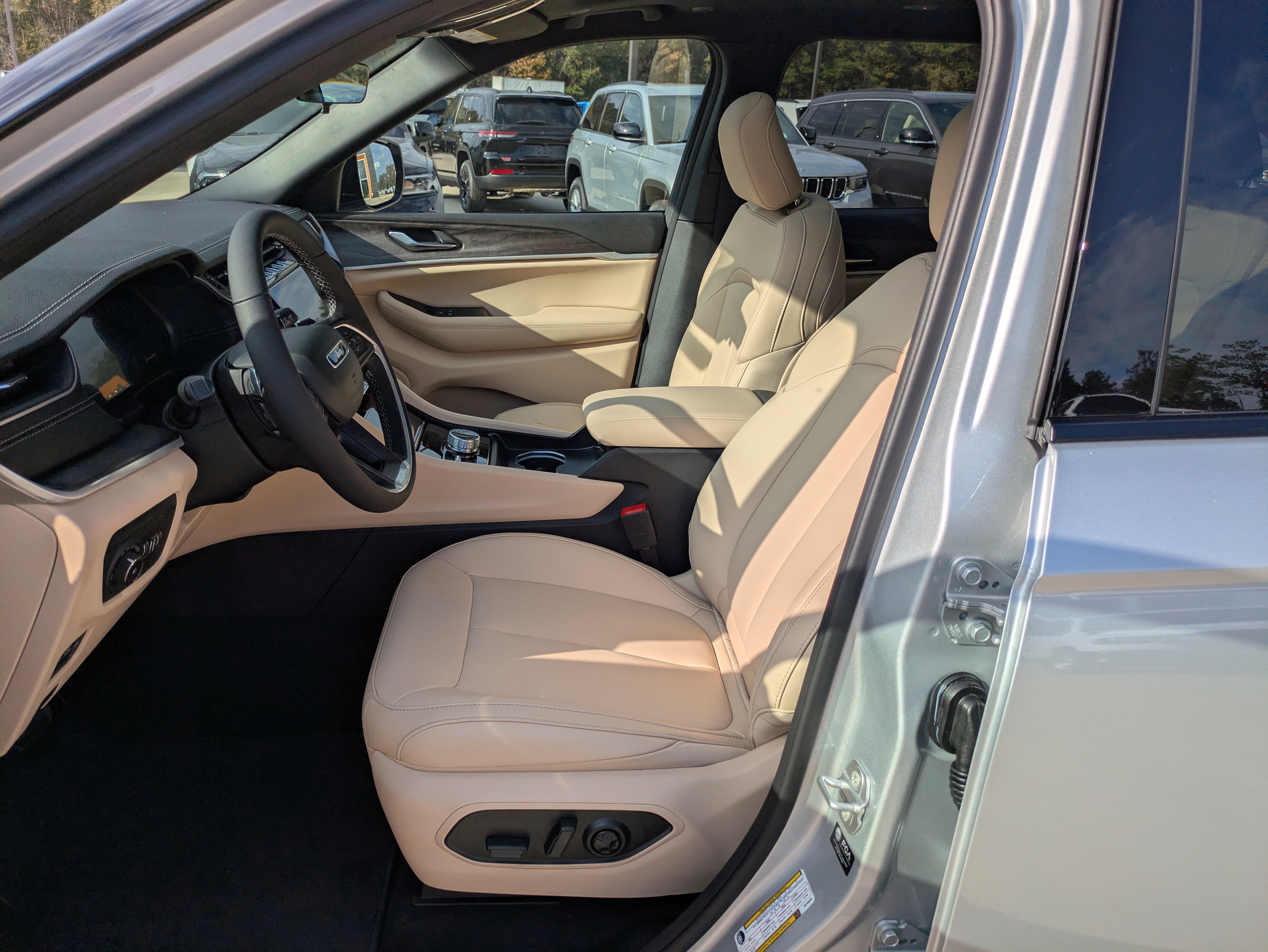 New 2025 Jeep Grand Cherokee L Limited w/ Trailer Tow Package image 7