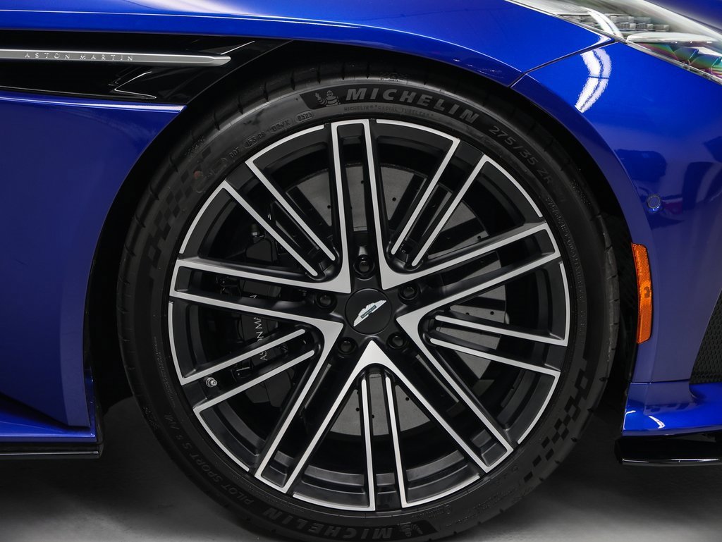 Used 2024 Aston Martin DB12 Convertible image 13