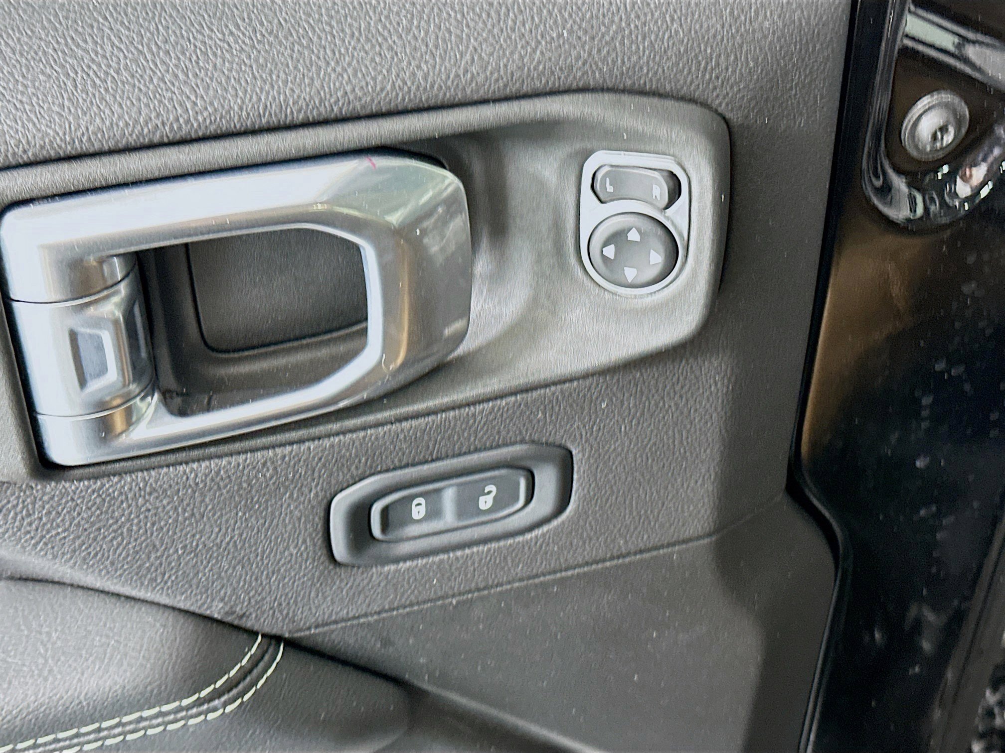 Used 2023 Jeep Wrangler Unlimited Sahara AWD/4WD image 15