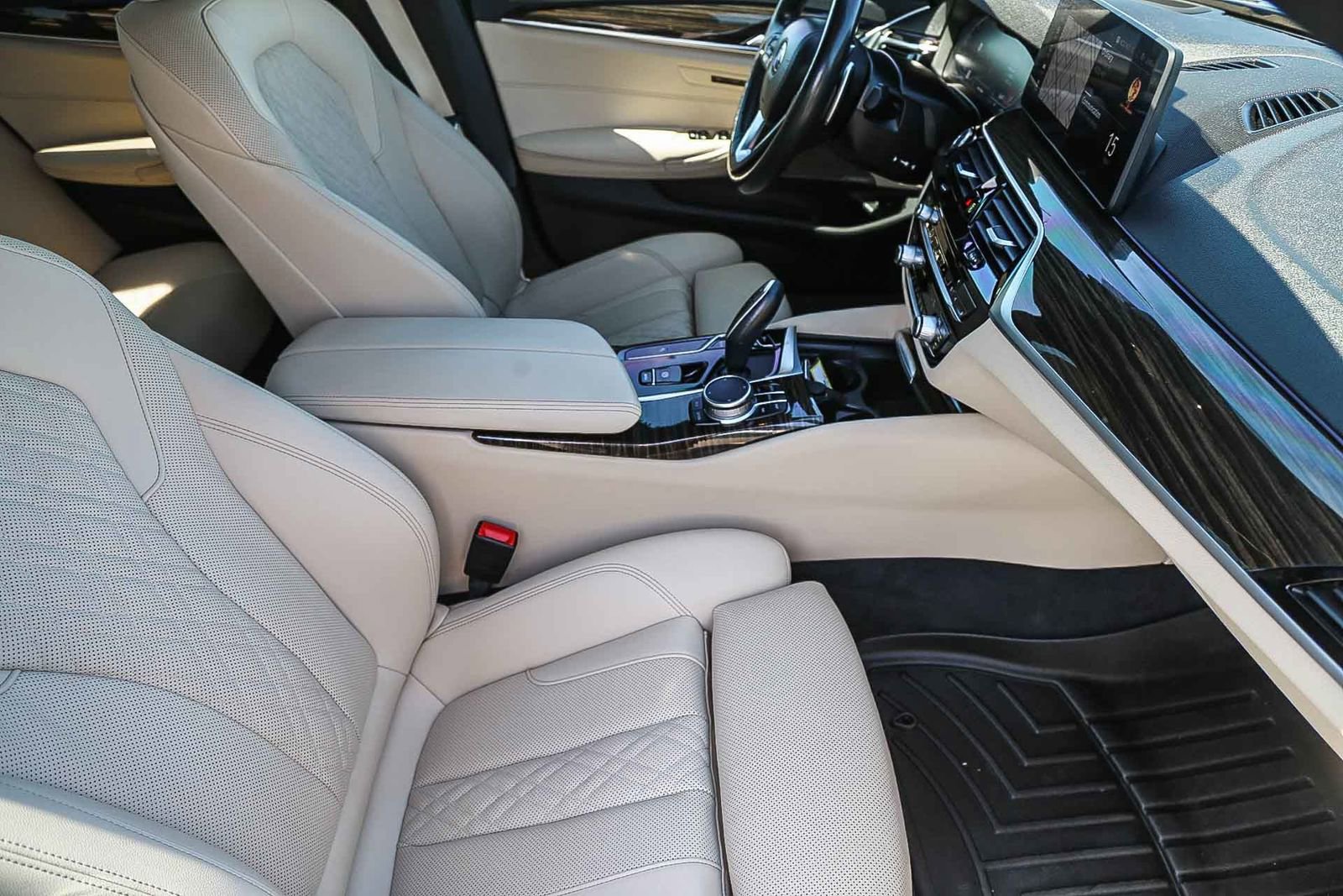 Used 2022 BMW 530i w/ Premium Package image 18