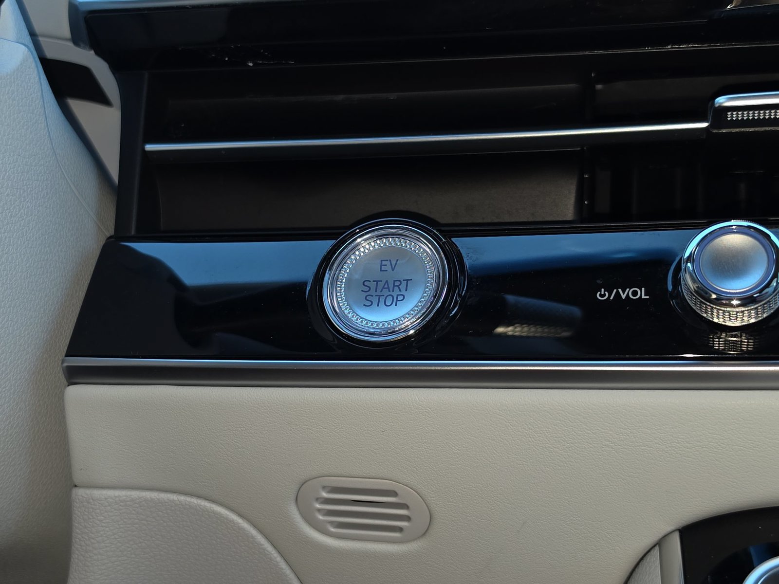 Certified 2026 Genesis Electrified GV70 Advanced AWD/4WD image 24