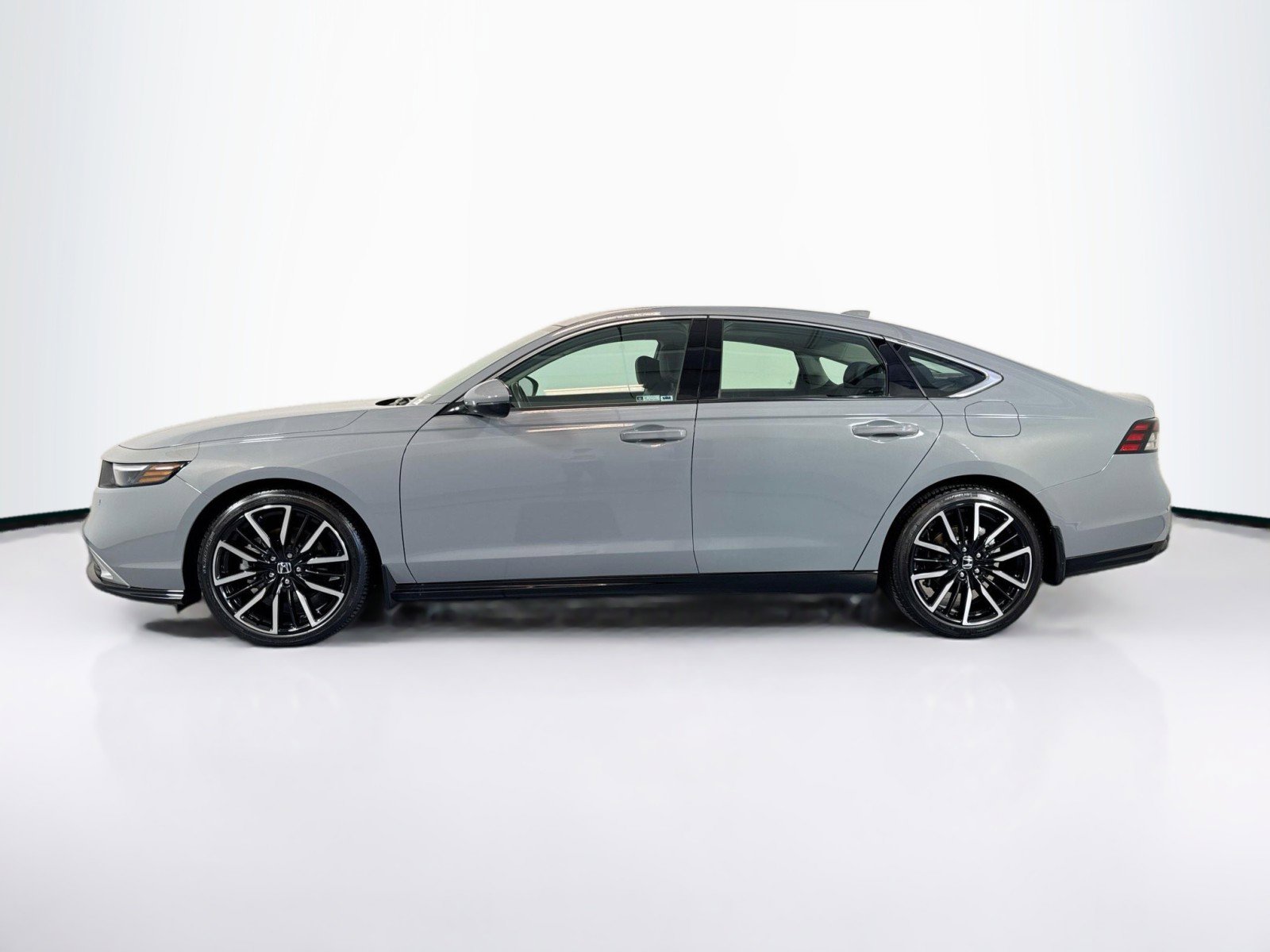 Used 2024 Honda Accord Touring image 2