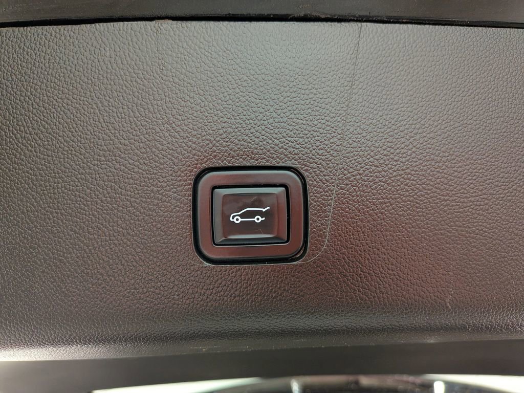 Used 2022 Chevrolet Traverse LT image 11