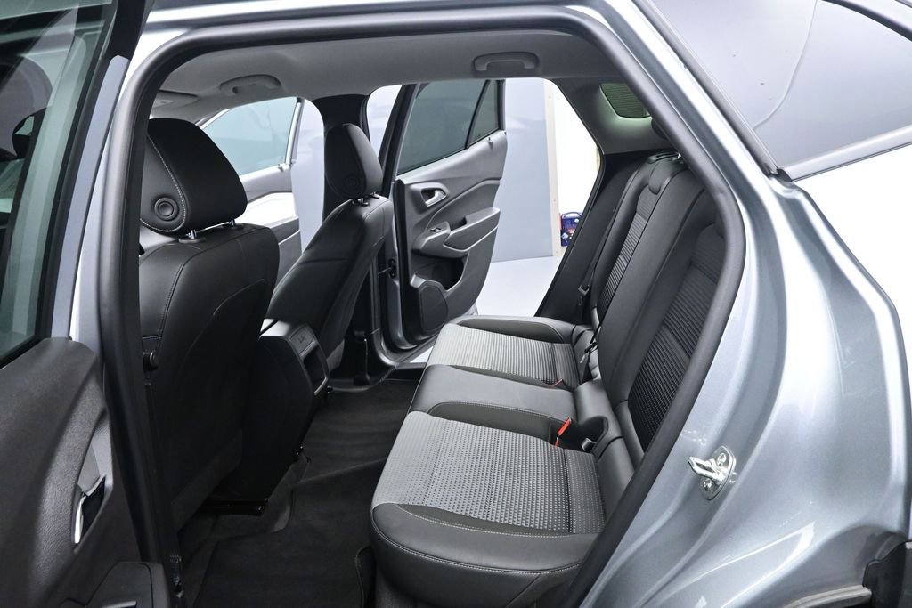 Used 2025 Chevrolet Trax LT w/ LT Convenience Package FWD image 13