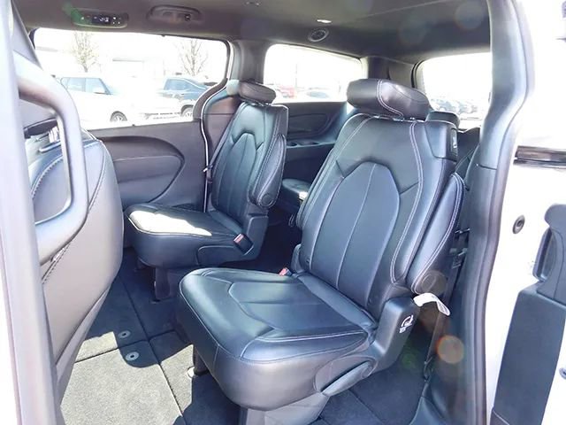 Used 2025 Chrysler Pacifica Select FWD image 12