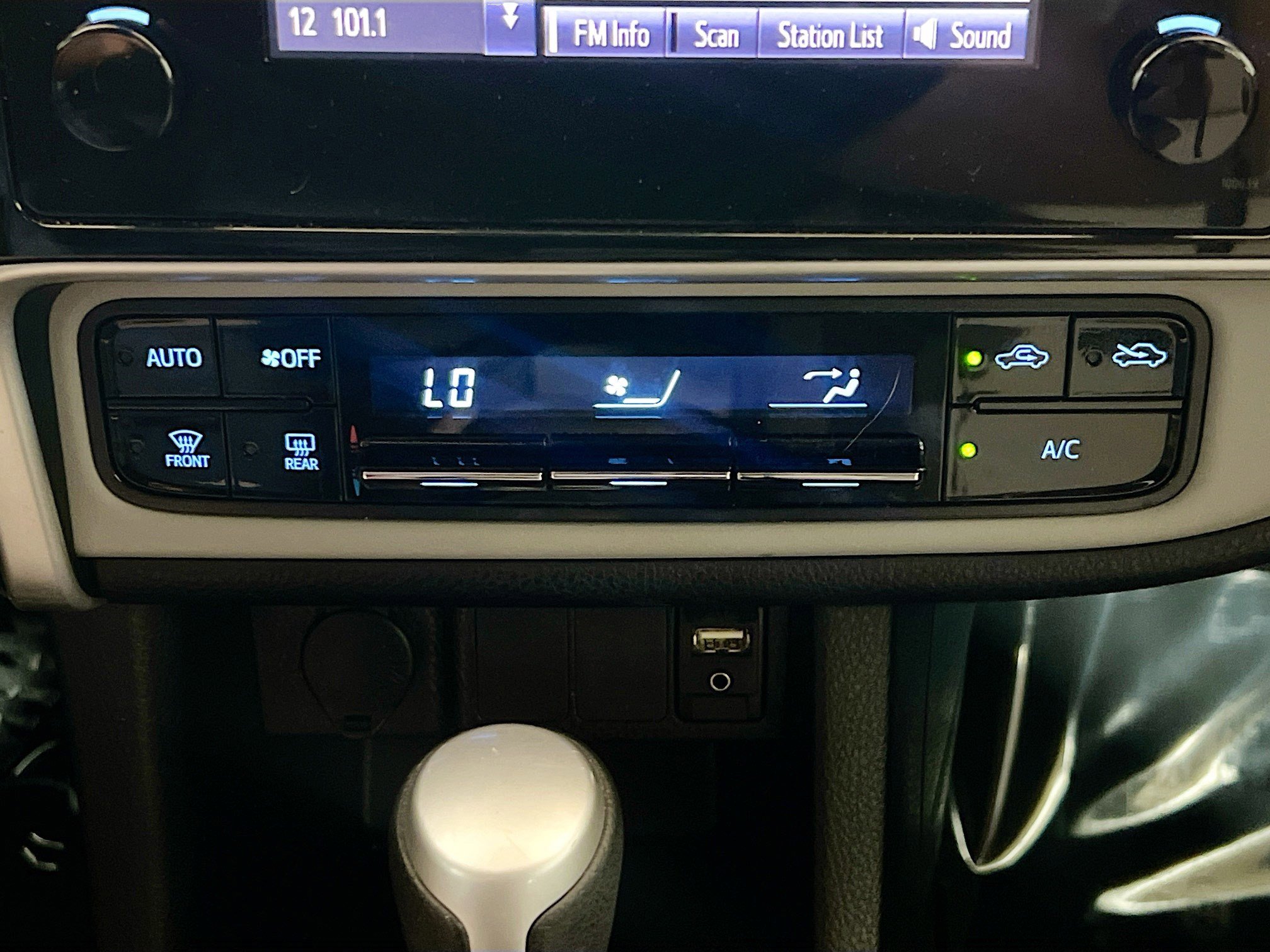 Used 2018 Toyota Corolla LE w/ Carpet Mat Package (TMS) image 11