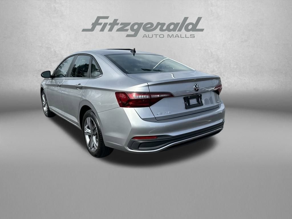 Used 2024 Volkswagen Jetta SE image 5