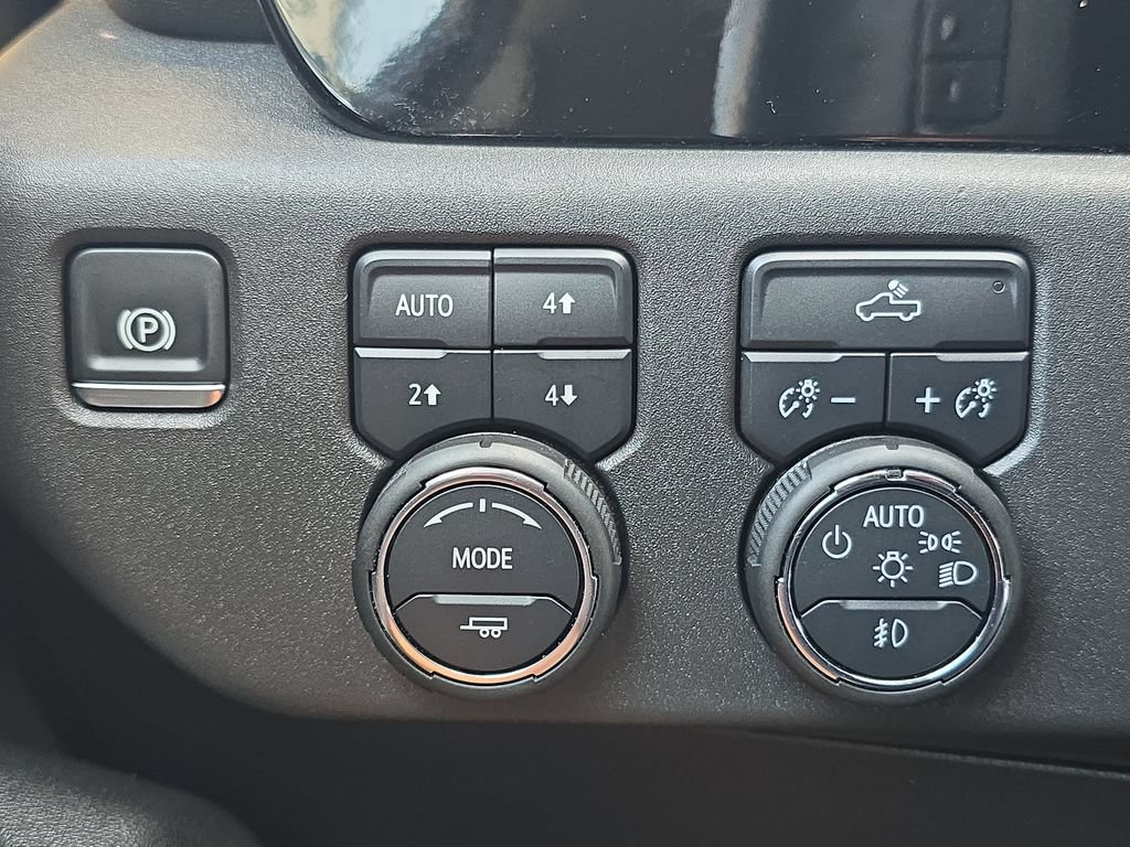 Used 2025 Chevrolet Silverado 1500 LT Trail Boss w/ Convenience Package II AWD/4WD image 31