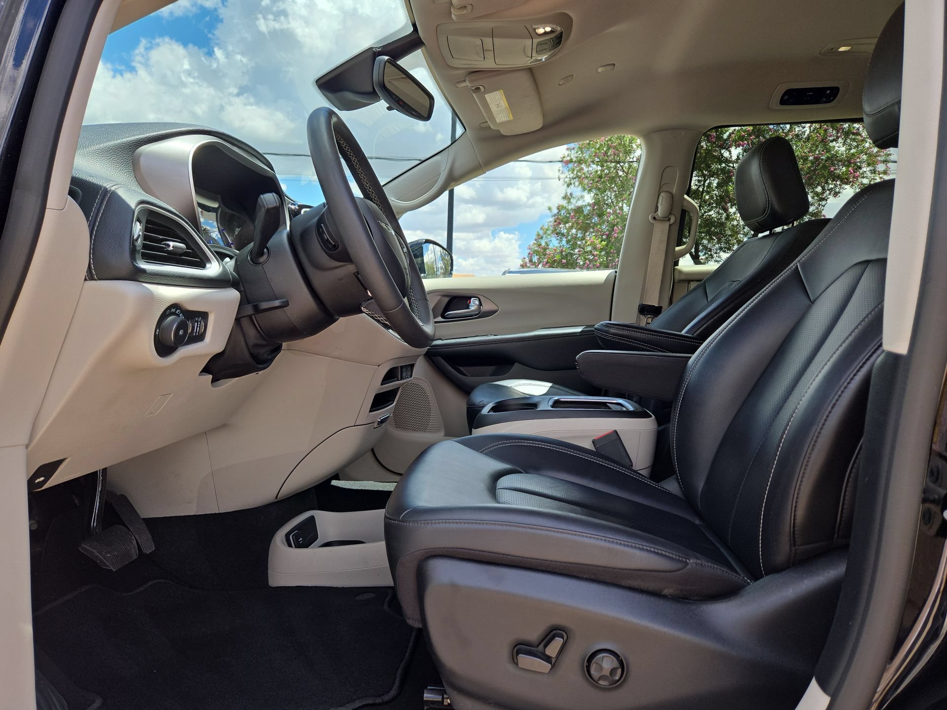Used 2024 Chrysler Pacifica Limited FWD image 16