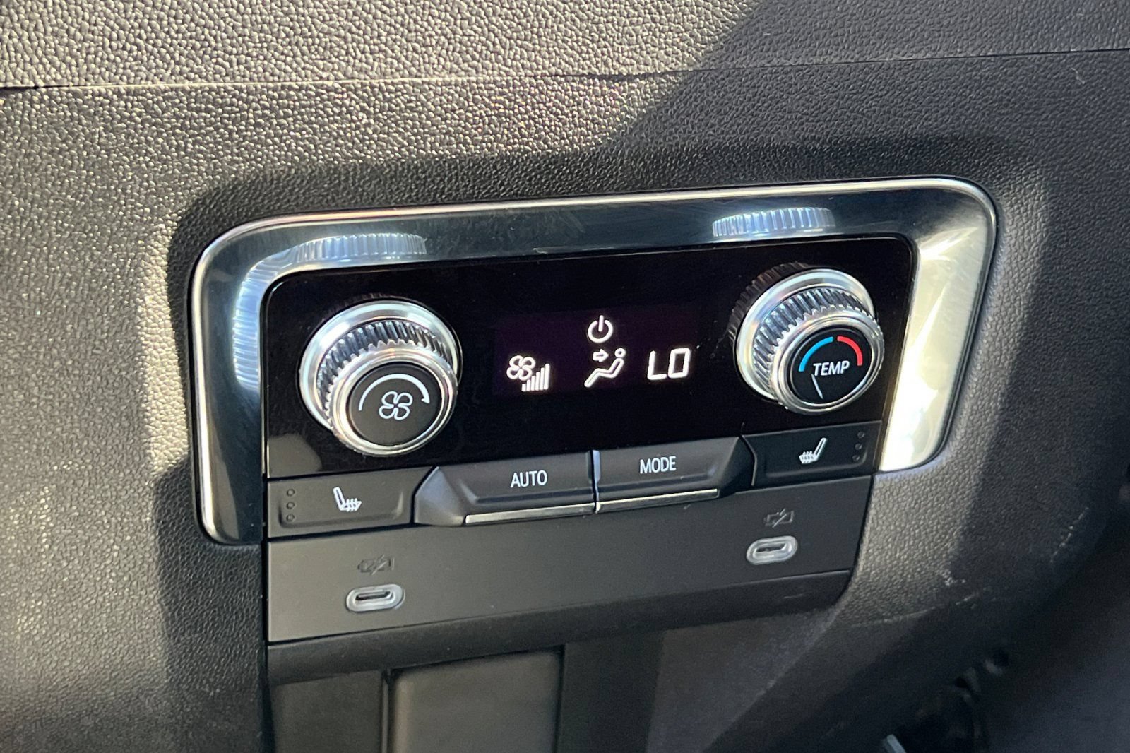 Used 2023 GMC Yukon AT4 w/ AT4 Premium Package AWD/4WD image 17