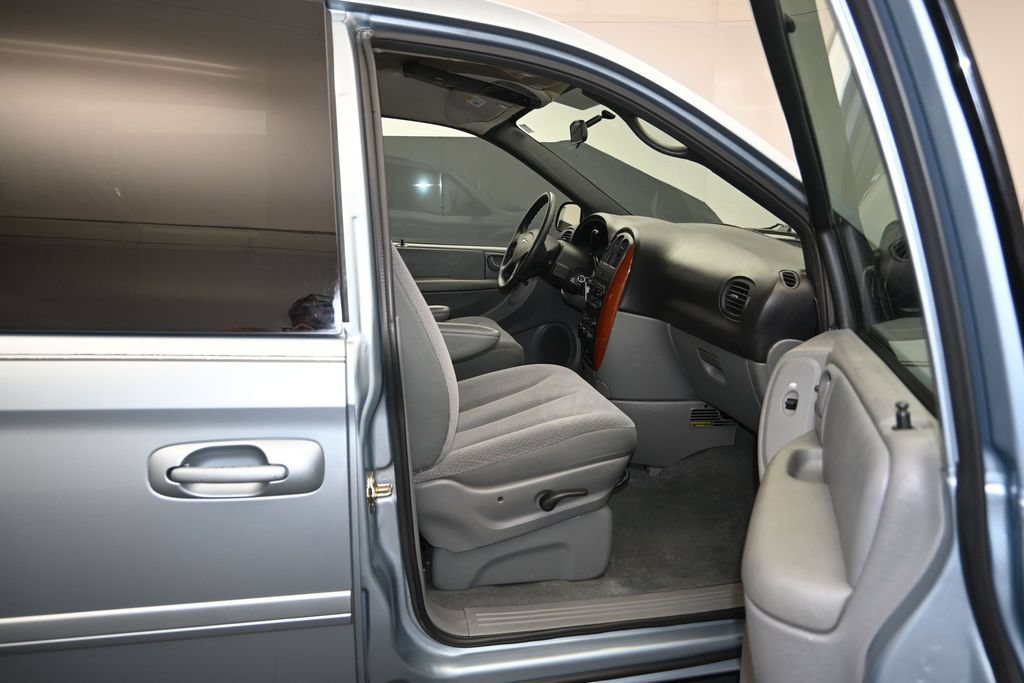 Used 2005 Chrysler Town & Country LX w/ Popular Equipment Group II FWD image 24