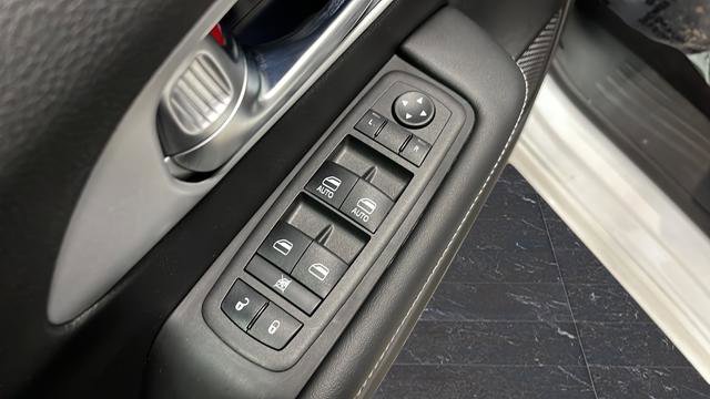 Used 2024 Chrysler Pacifica Touring FWD image 21