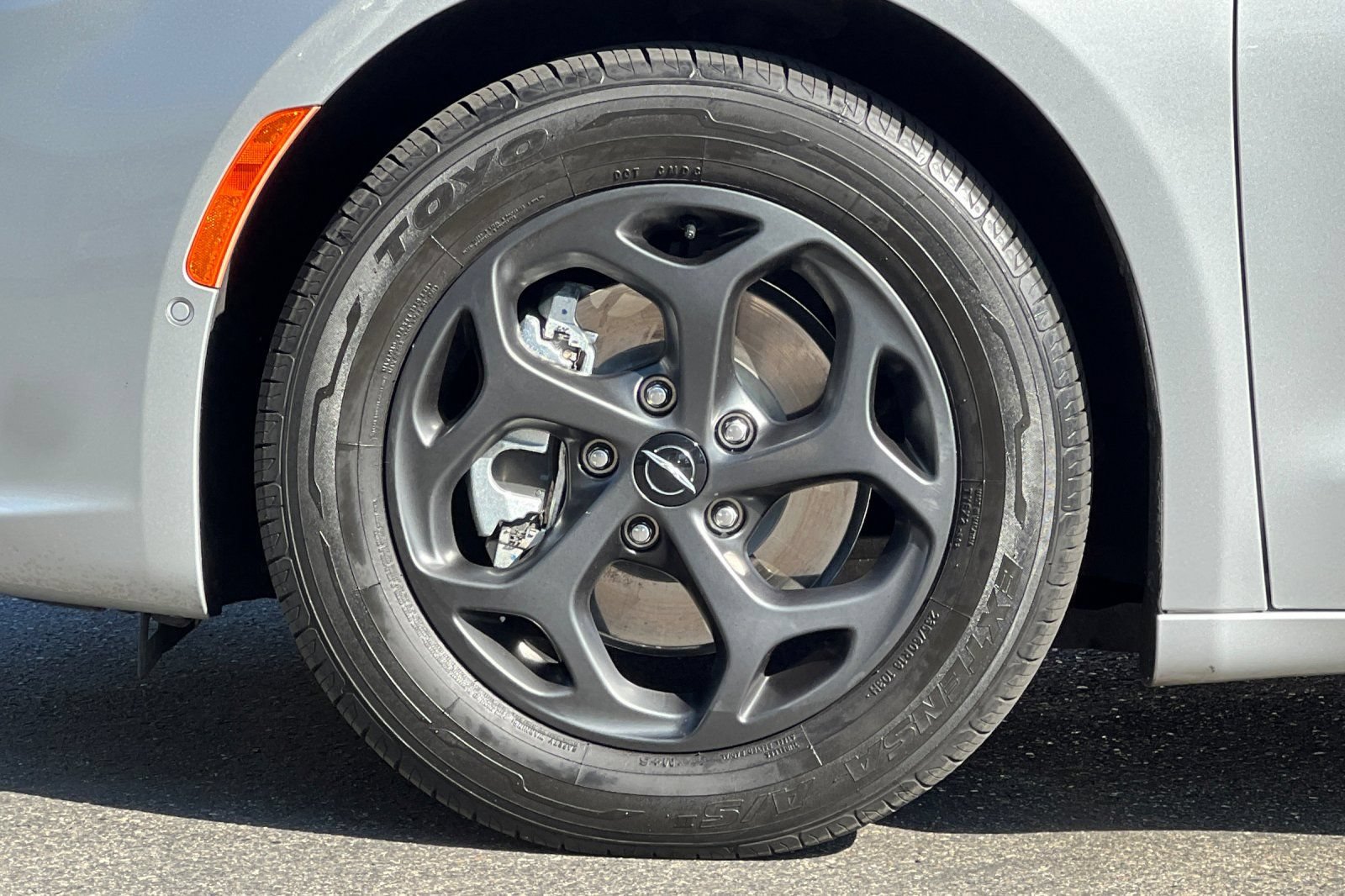 Used 2022 Chrysler Pacifica Limited w/ Uconnect Theater Family Group FWD image 40
