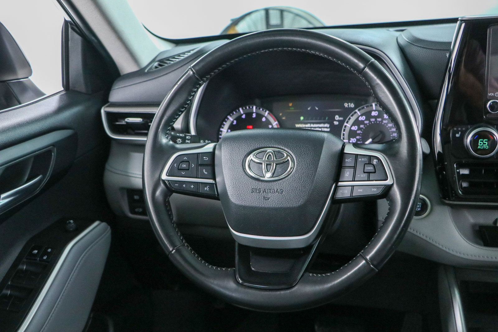 Used 2024 Toyota Highlander XLE FWD image 12