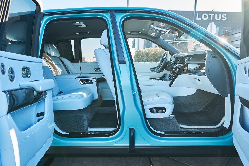 Used 2022 Rolls-Royce Cullinan Black Badge w/ Dark Exterior Package image 17