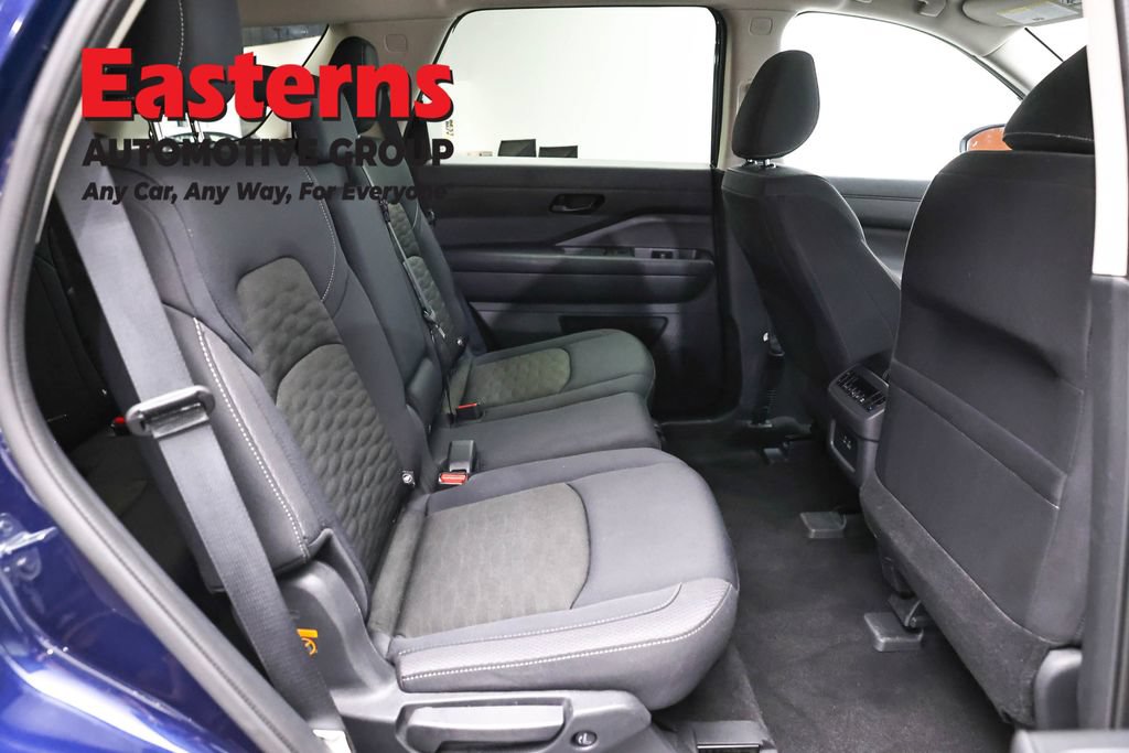 Used 2025 Nissan Pathfinder SV FWD image 23