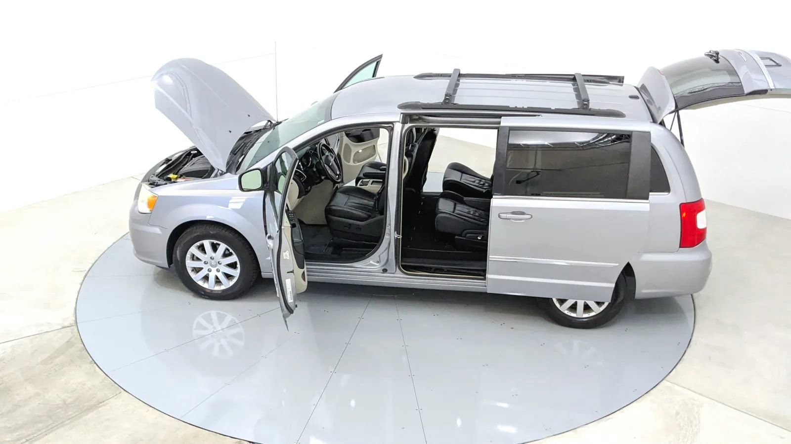 Used 2014 Chrysler Town & Country Touring image 46