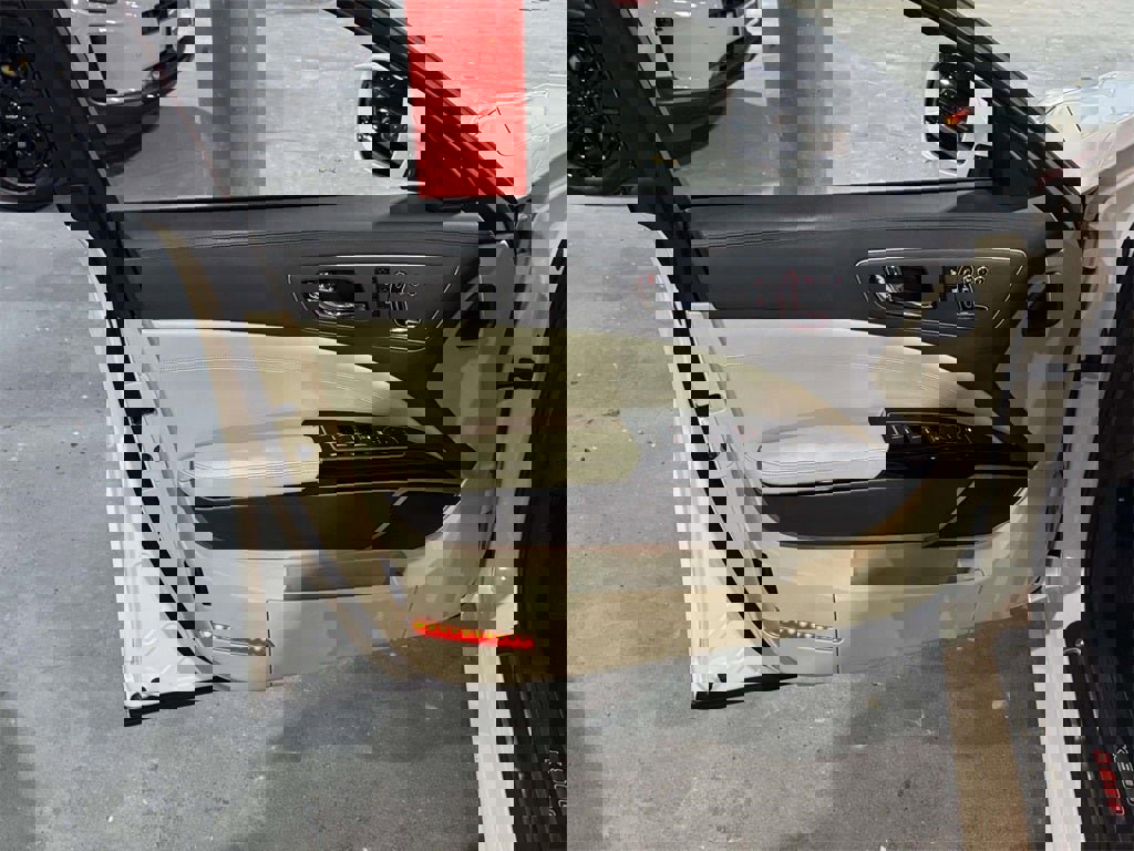 Used 2016 Kia K900 Luxury image 16