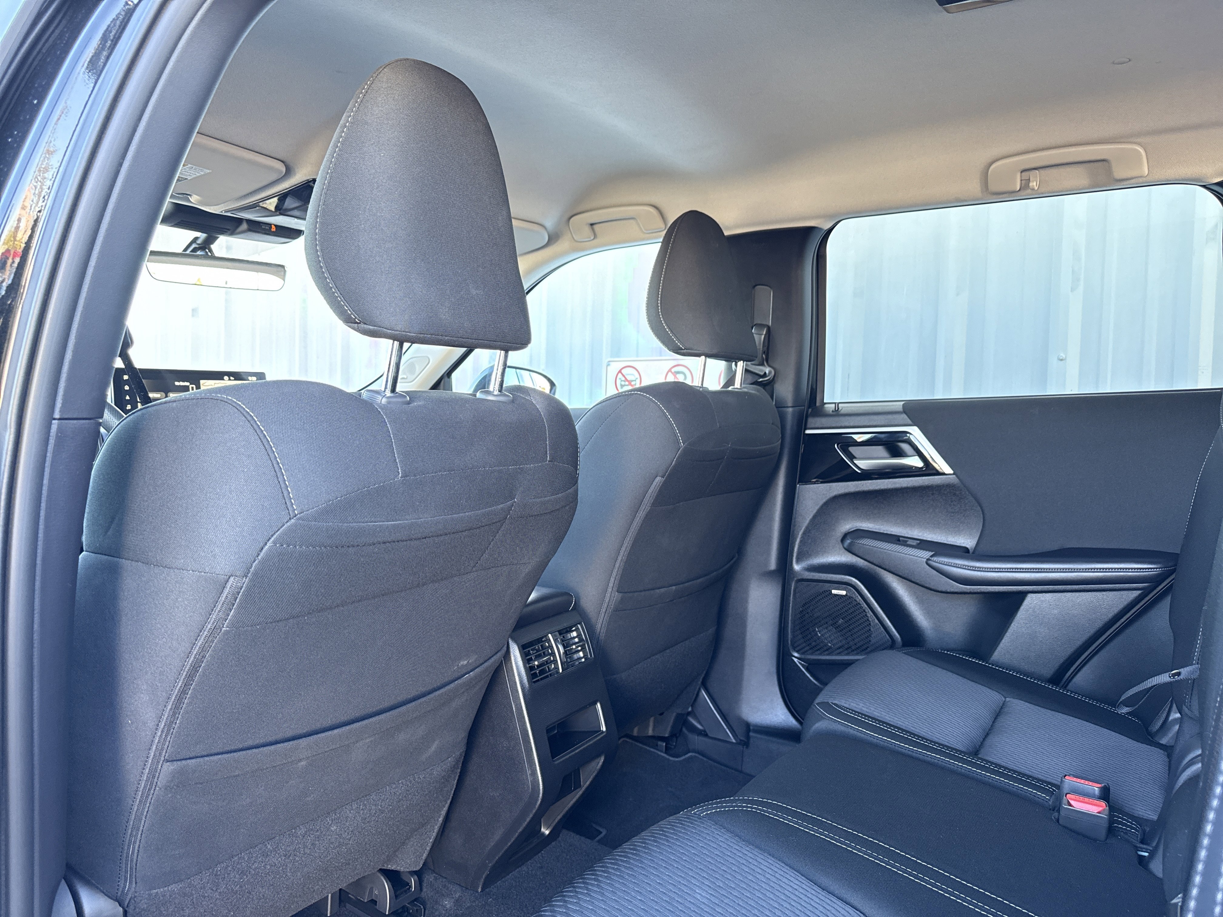 Used 2025 Mitsubishi Outlander ES image 28