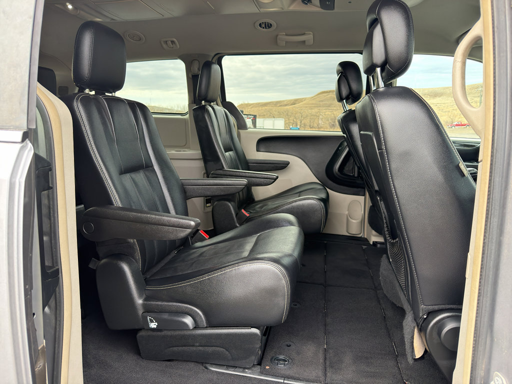 Used 2014 Chrysler Town & Country Touring image 25