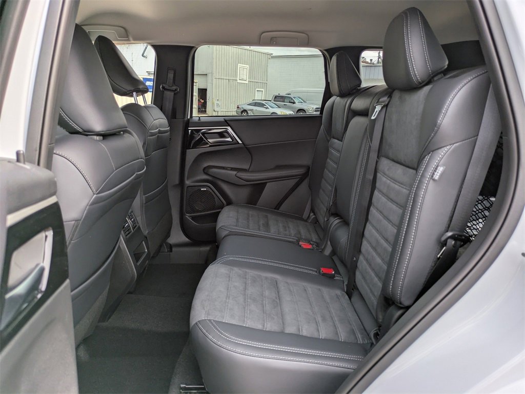 New 2025 Mitsubishi Outlander SE image 15