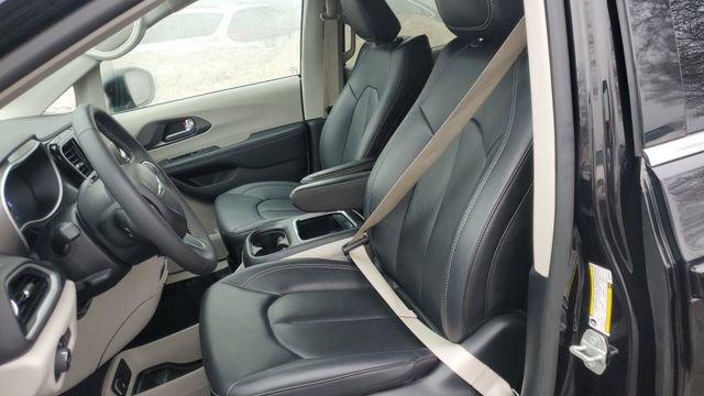 Certified 2024 Chrysler Pacifica Touring-L image 21