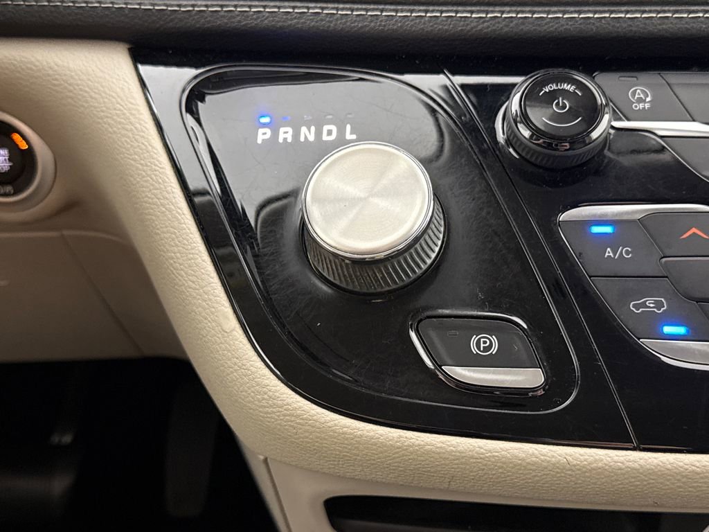 Used 2022 Chrysler Pacifica Touring-L FWD image 17