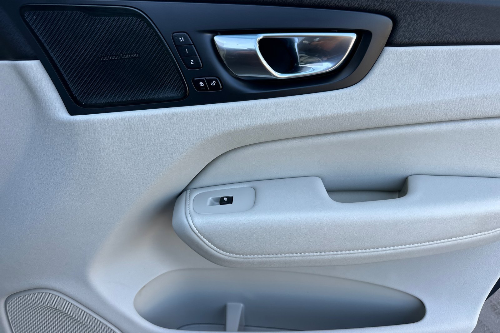 Certified 2023 Volvo XC60 B5 Ultimate w/ Protection Package Premier image 19