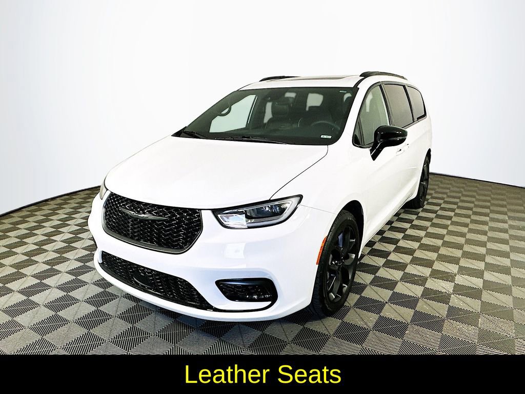 Used 2023 Chrysler Pacifica Limited w/ Uconnect Theater Family Group image 5