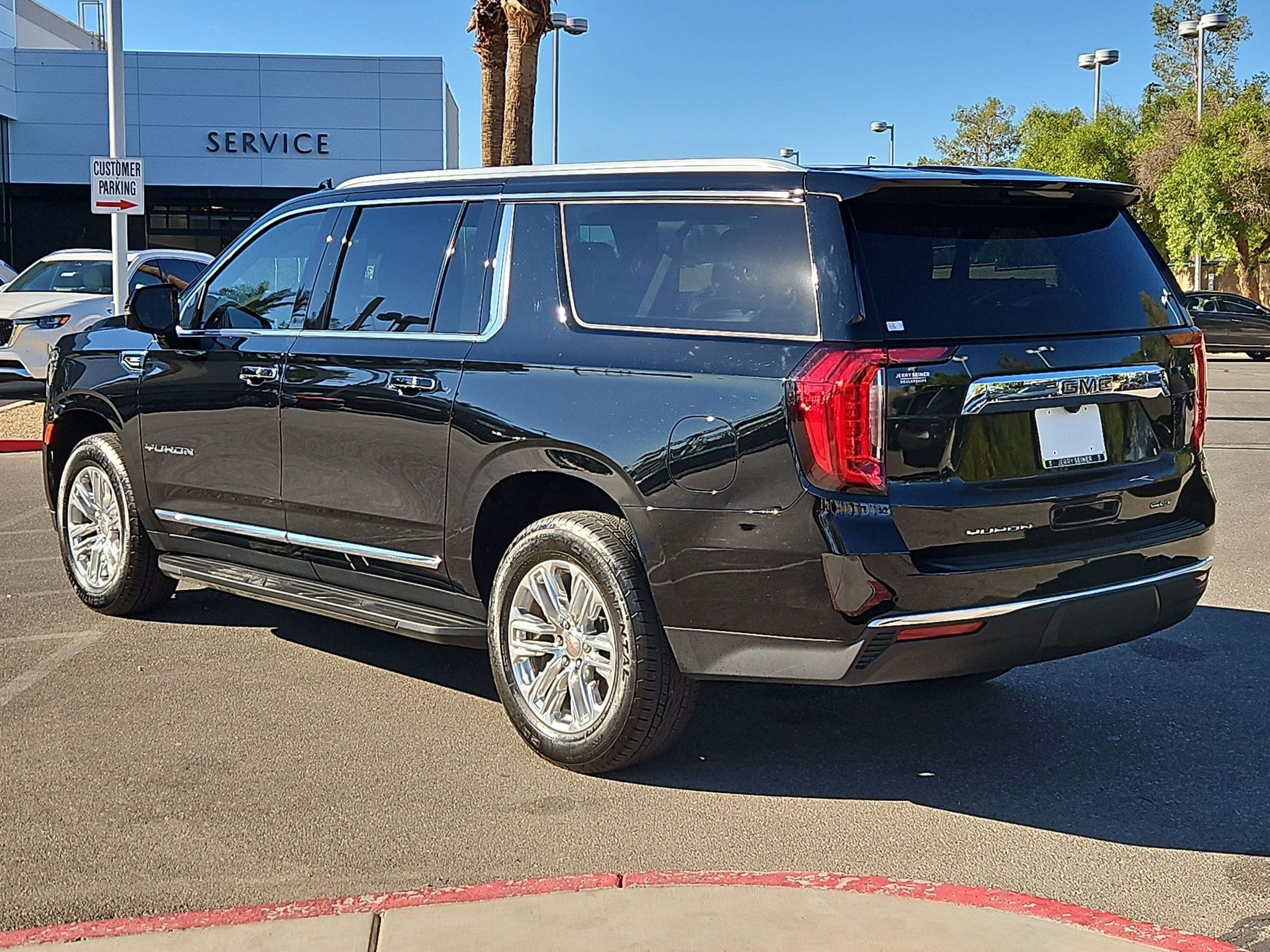 Certified 2024 GMC Yukon XL SLT w/ SLT Premium Package AWD/4WD image 3