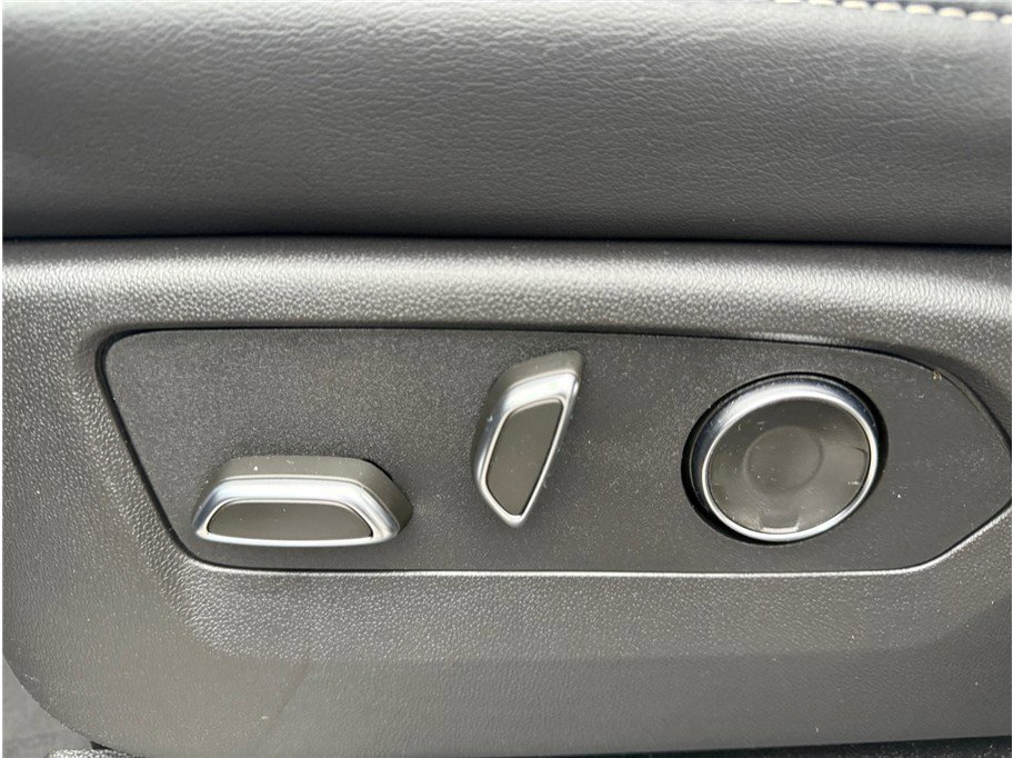Used 2025 Cadillac Escalade ESV Premium Luxury image 33
