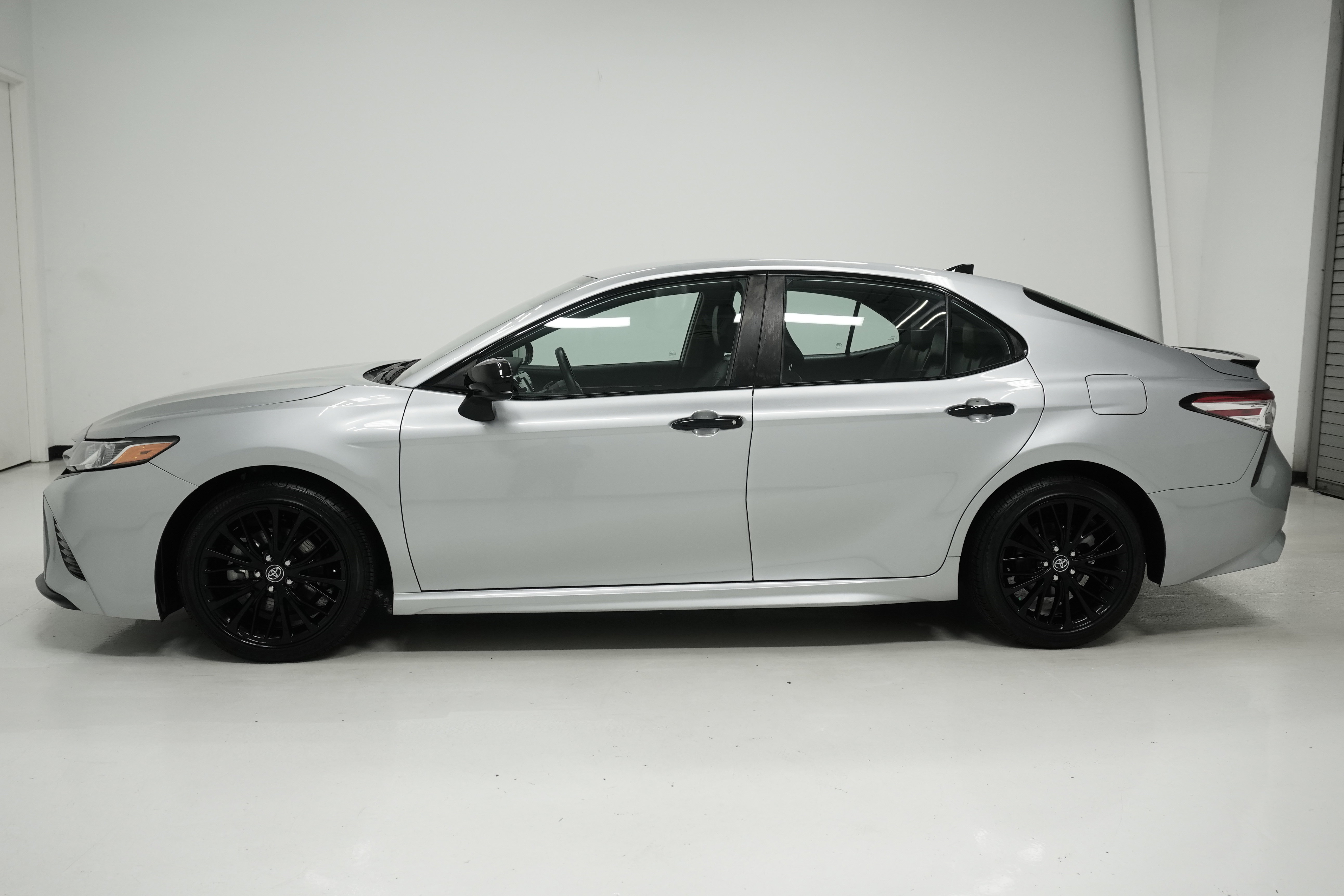 Used 2020 Toyota Camry SE FWD image 7