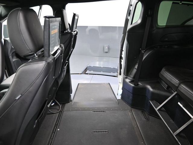 Used 2022 Chrysler Pacifica Touring-L w/ Uconnect Theater Family Group image 39