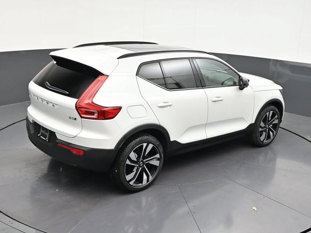 New 2026 Volvo XC40 B5 Plus w/ Climate Package AWD/4WD image 17
