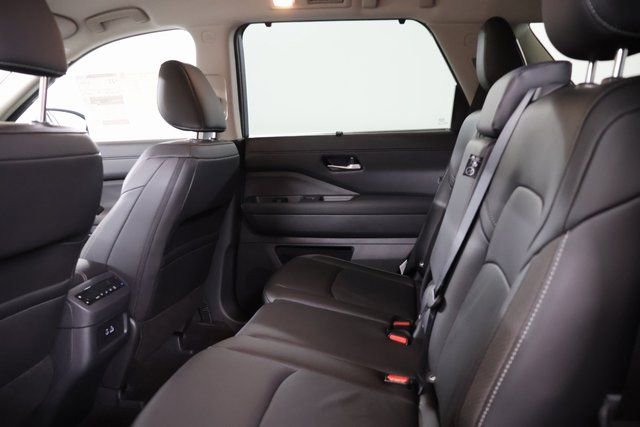 New 2025 Nissan Pathfinder SL w/ Black Appearance Package image 28