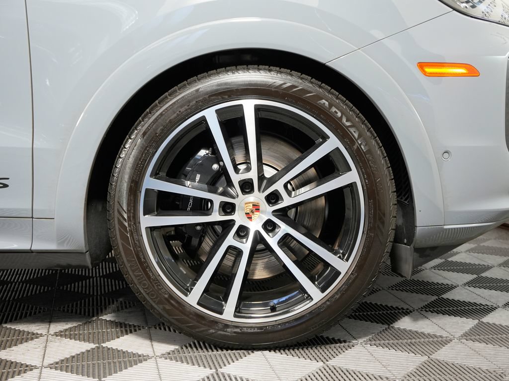 Certified 2025 Porsche Cayenne GTS AWD/4WD image 16