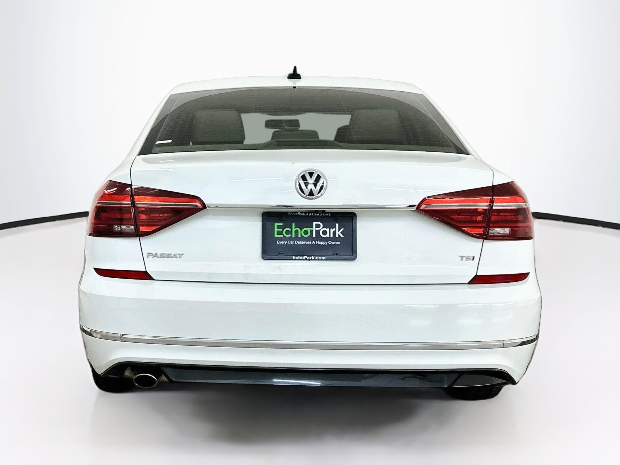 Used 2017 Volkswagen Passat 1.8T R-Line w/ R-Line Lighting Package FWD image 7