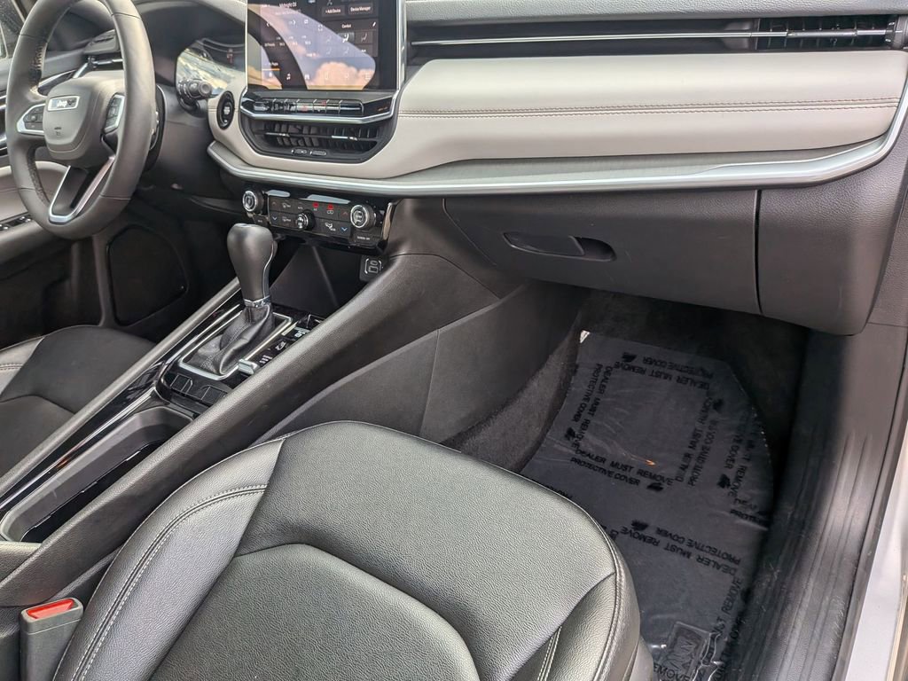 Used 2025 Jeep Compass Limited image 32