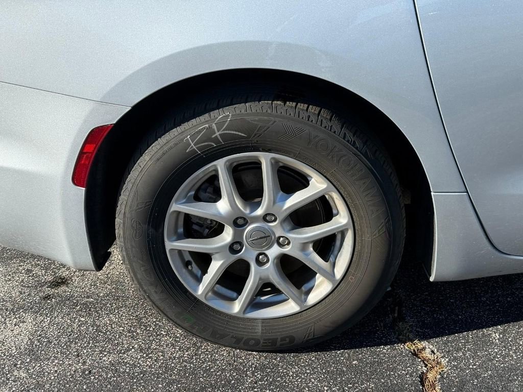 Used 2023 Chrysler Pacifica Touring image 6