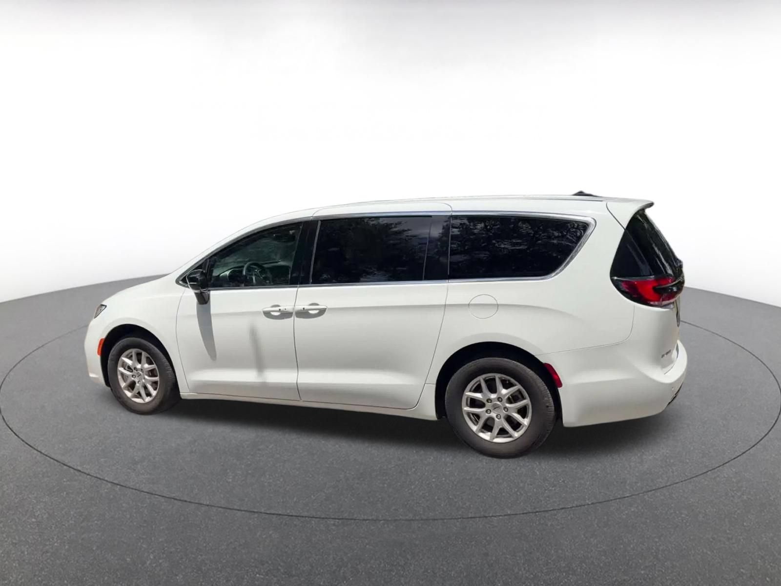 Used 2025 Chrysler Pacifica Select FWD image 9