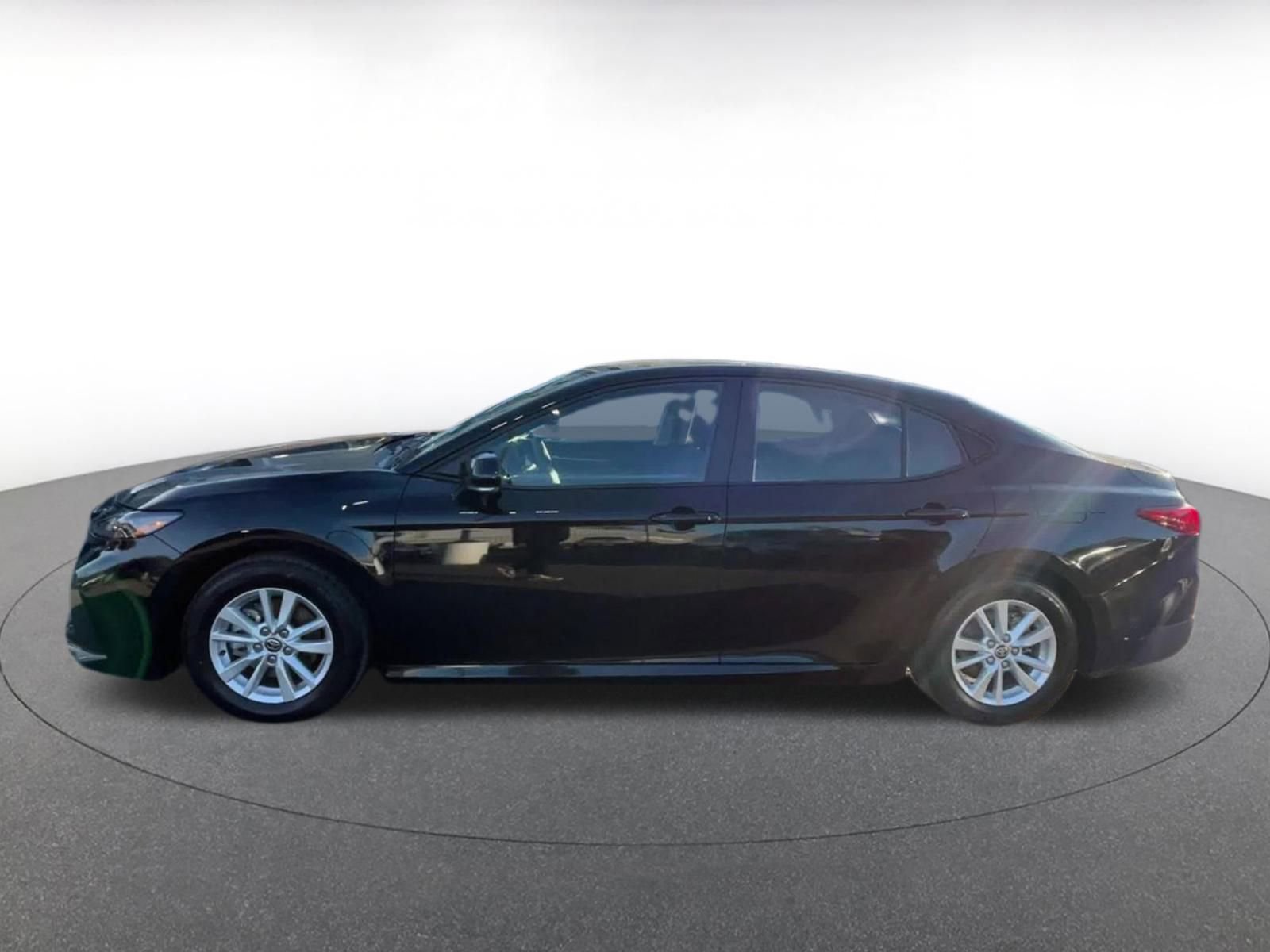 Used 2025 Toyota Camry LE image 9