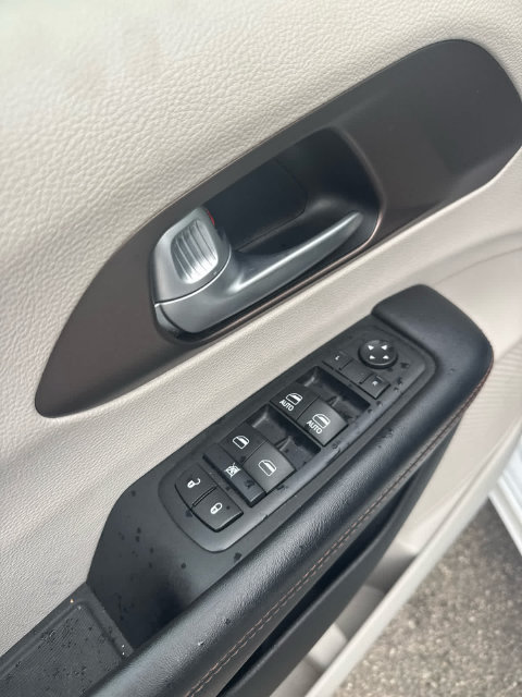 Used 2017 Chrysler Pacifica Touring-L FWD image 11