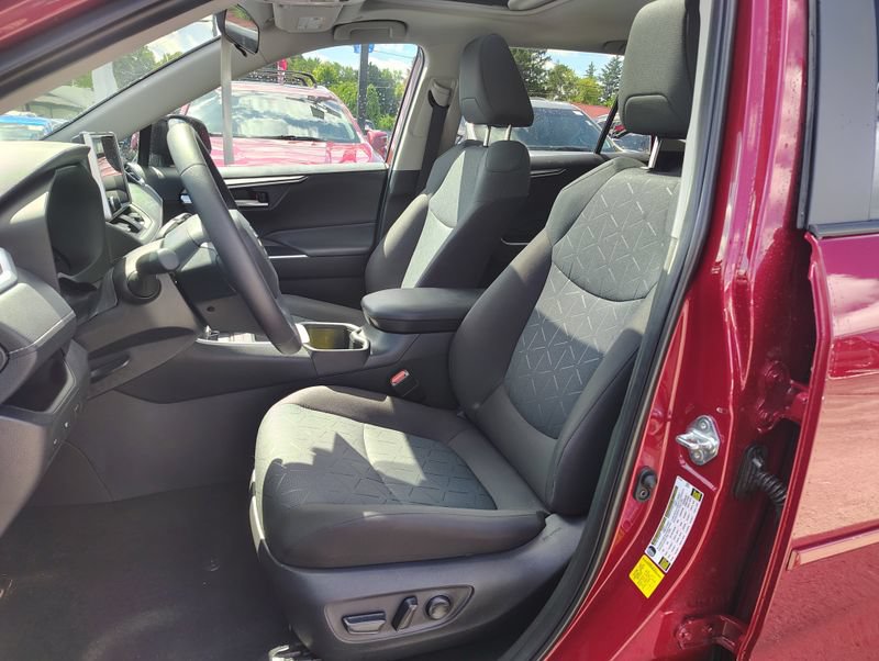 Used 2025 Toyota RAV4 XLE w/ Convenience Package AWD/4WD image 8