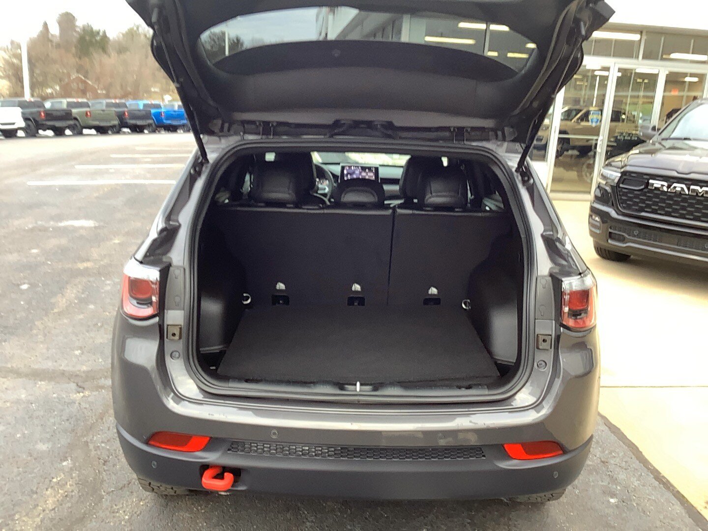 Used 2024 Jeep Compass Trailhawk w/ Trailhawk Convenience Group AWD/4WD image 6
