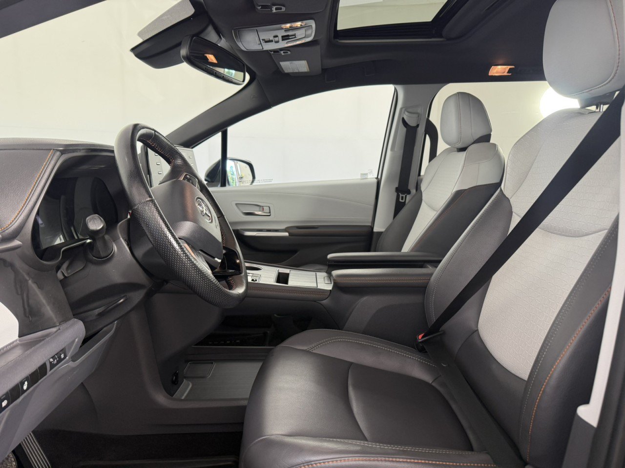 Used 2021 Toyota Sienna XLE FWD image 17