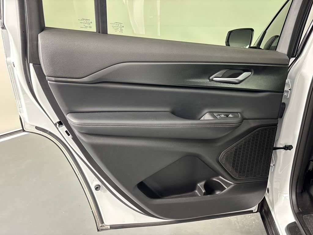 Used 2025 Jeep Grand Cherokee L Laredo image 33